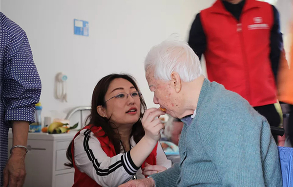 【先鋒引領(lǐng)，凝心聚力】三月學(xué)雷鋒，情暖敬老院